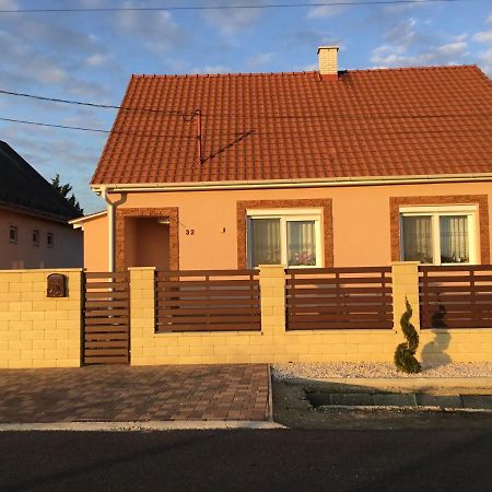 Lara Apartman Kisvarda Exterior photo